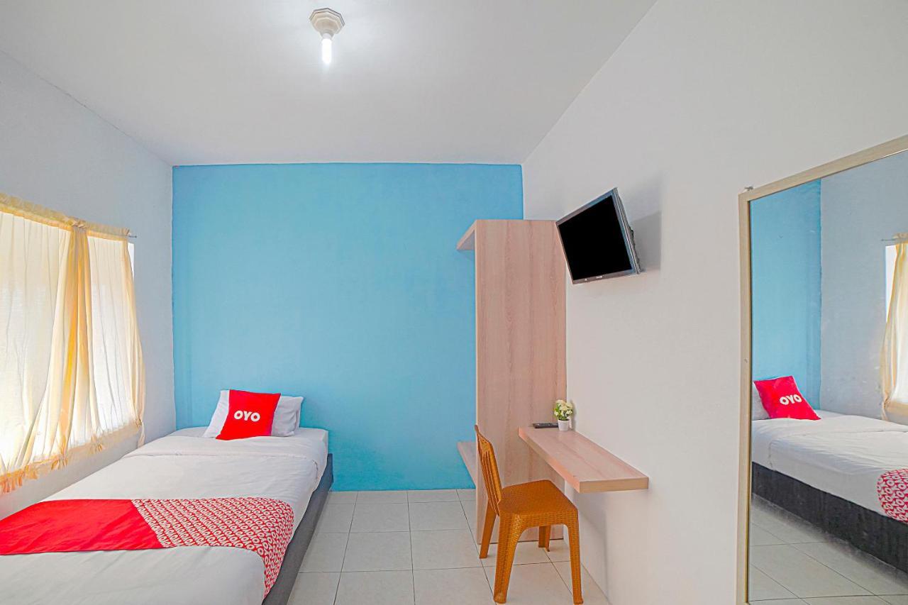 Oyo 90637 Rumah Ni Karo Medan Buitenkant foto
