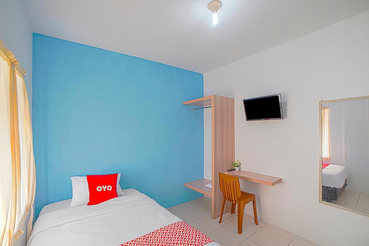 Oyo 90637 Rumah Ni Karo Medan Buitenkant foto