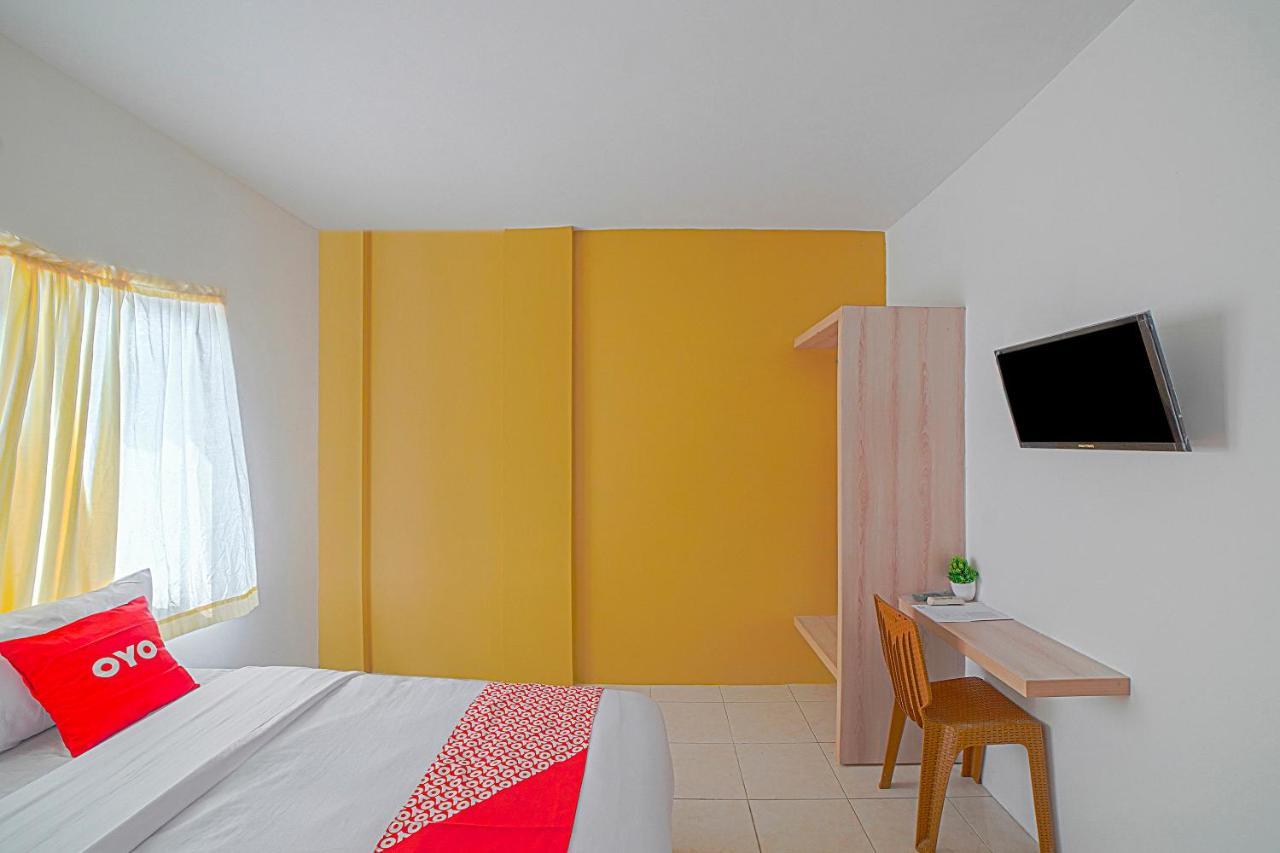 Oyo 90637 Rumah Ni Karo Medan Buitenkant foto