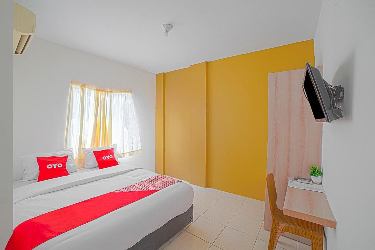Oyo 90637 Rumah Ni Karo Medan Buitenkant foto