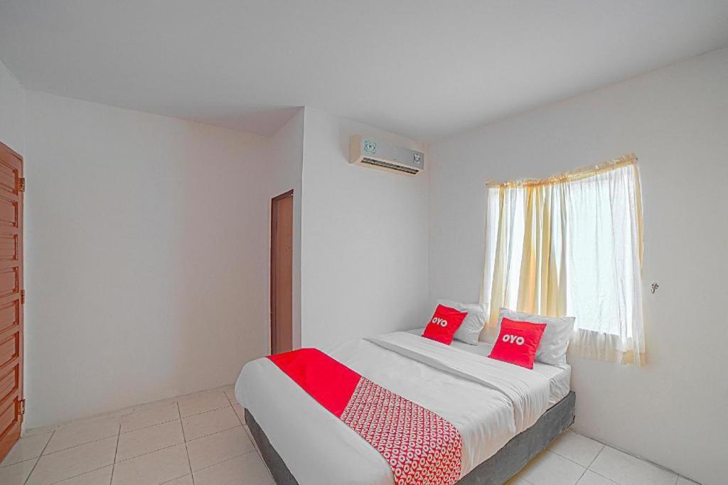 Oyo 90637 Rumah Ni Karo Medan Buitenkant foto
